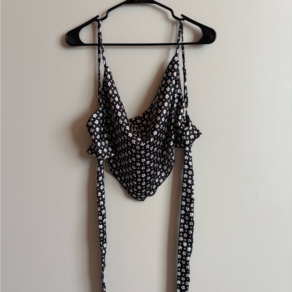 Forever 21 Black and White backless Floral Top (xs-s)